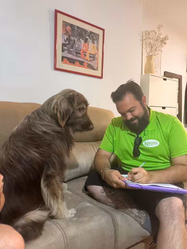 Pablo tomando notas sentado junto a un perro