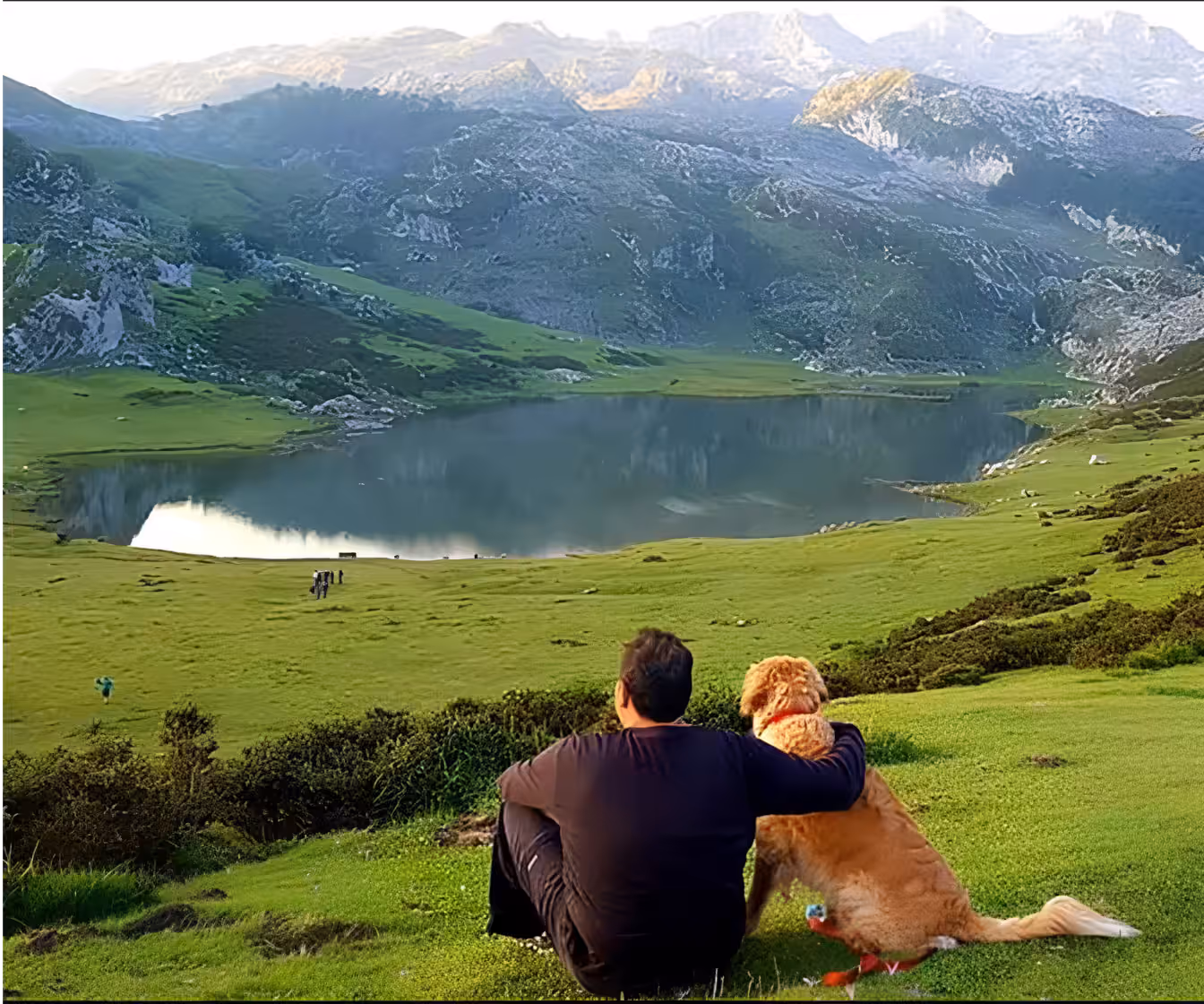 Pablo junto a un perro