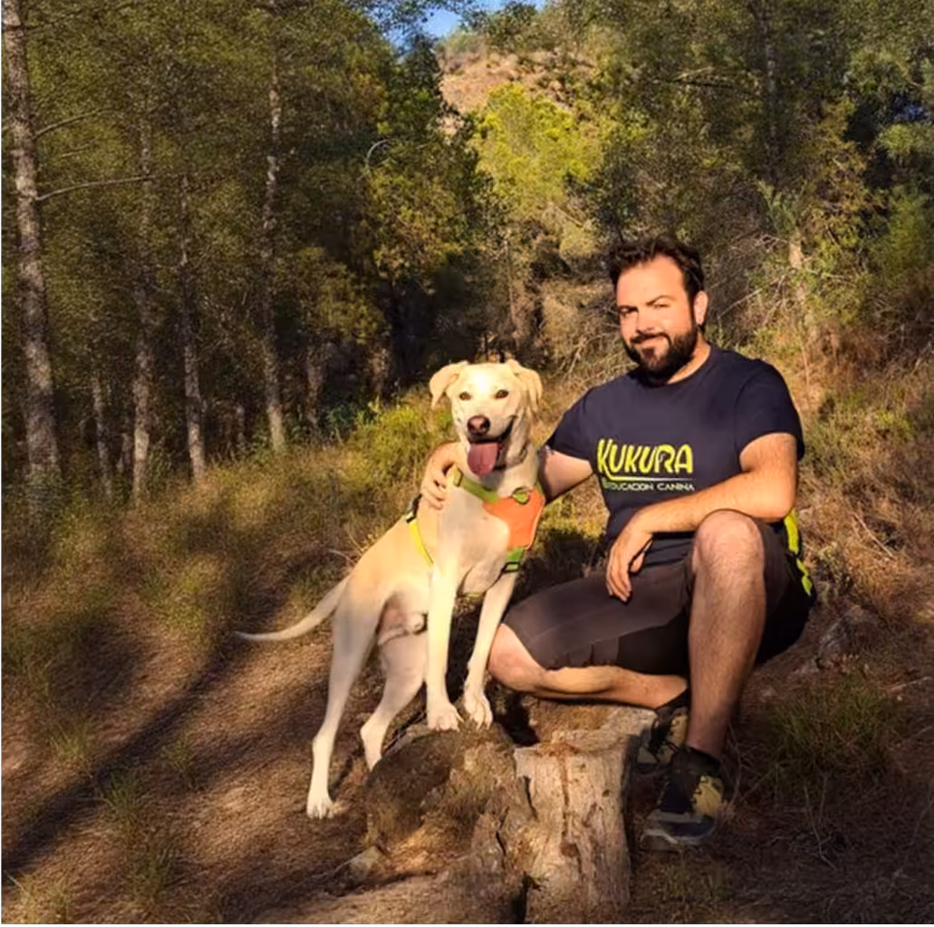 Pablo con un perro