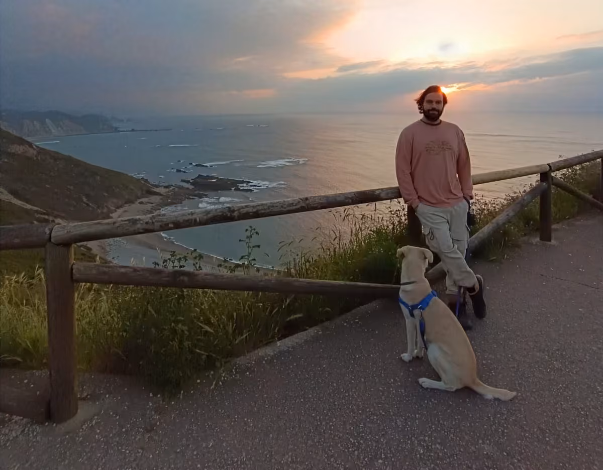 Pablo junto a un perro