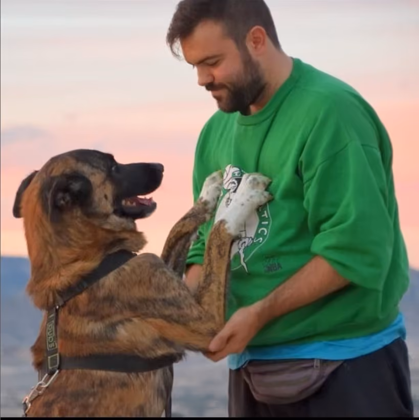 Pablo con un perro que apoya las patas delanteras sobre su pecho